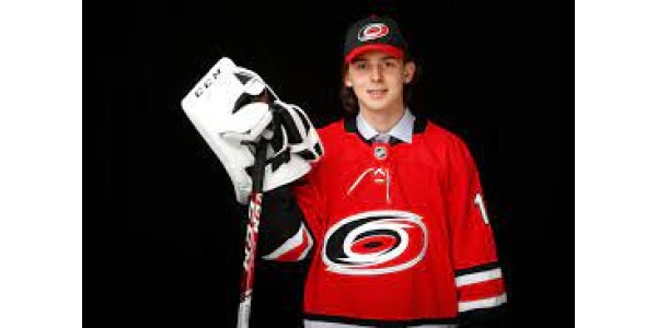 Piotr Kochetkov aide les Hurricanes de la Caroline à gagner